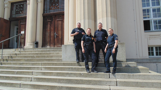 Justizwachtmeister auf der Treppe vor dem Schweriner Landgericht.