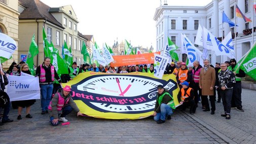 Protestmarsch: Gruppenbild mit Finanzminister Heiko Geue (3. von rechts) (Foto: Rainer Cordes-DjV)