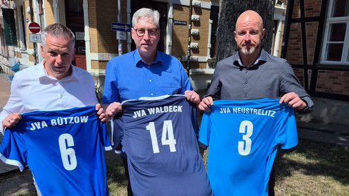 Der Landesvorstand präsentiert die Trikots