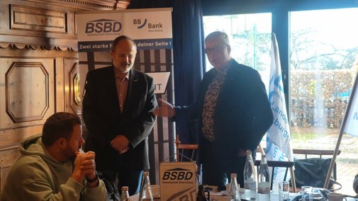 Unser Gast von der DBV Bernd Strahlke und der Landesvorsitzende Matthias Nicolai (stehend, v.l.n.r.)