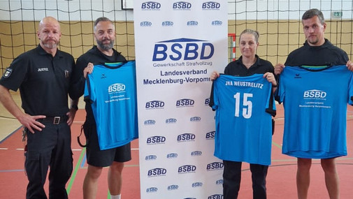 Trikot Übergabe an die JVA Neustrelitz